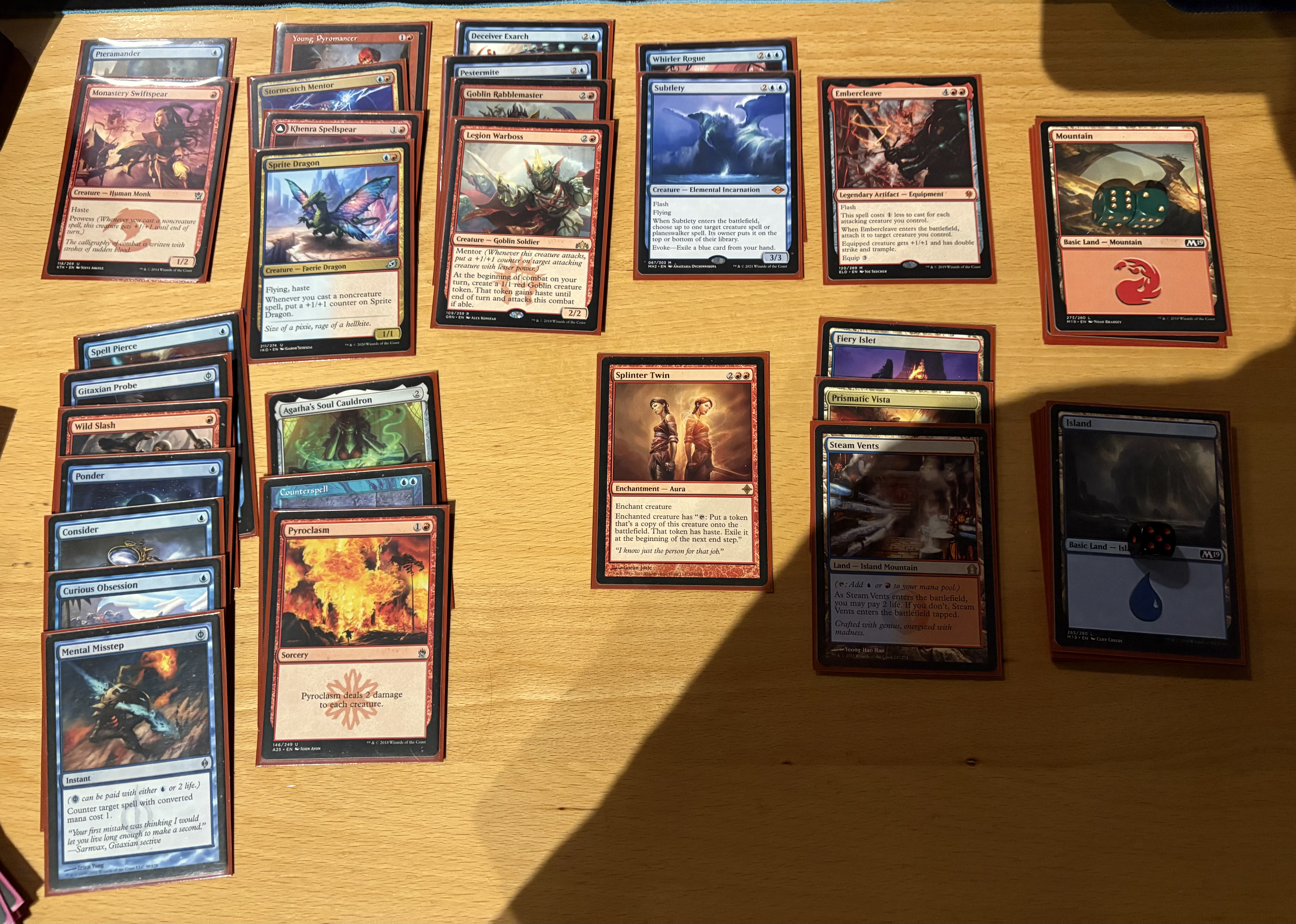 A deck picture of an Izzet spellslinger aggro deck with a Splinter Twin + Pestermite/Deceiver Exarch combo.